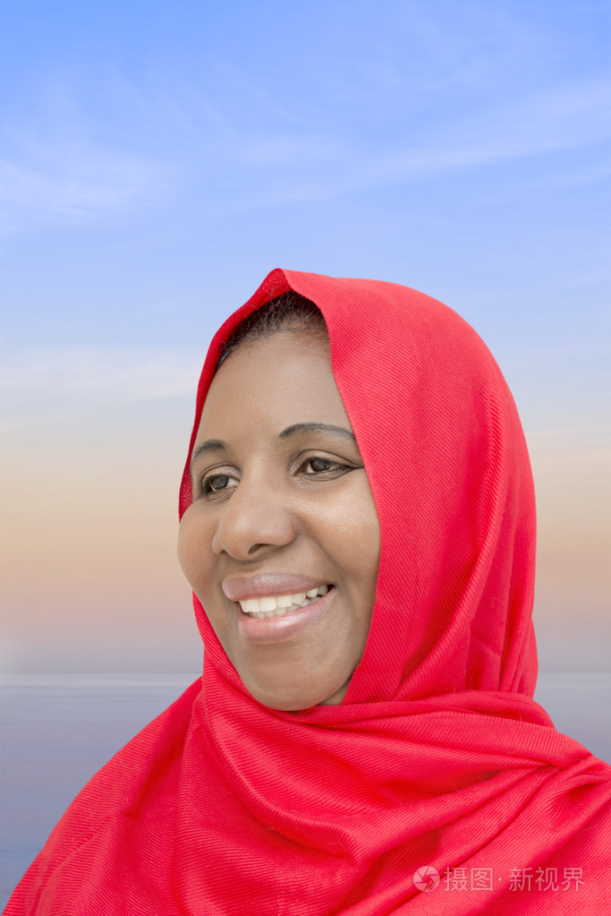 在晨光中戴着红色头巾的黑人美女