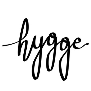 Hygge 刻字。翻译 舒适。丹麦生活方式概念