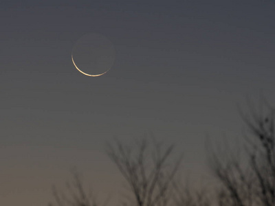 一弯新月地照照片