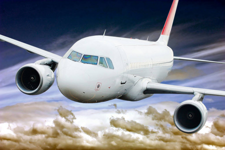 乘客飞机在天空中的云彩。假期和旅行的概念。航空运输旅行