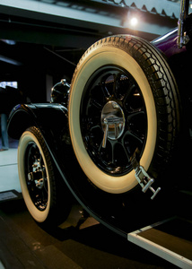 100岁美丽的车轮和天然橡胶轮胎
