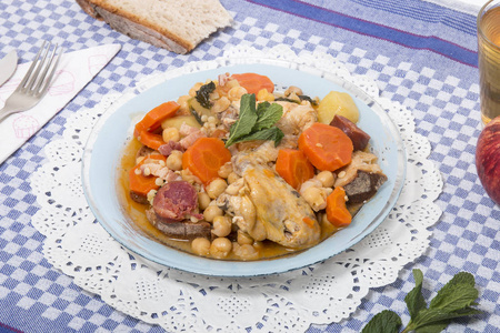 传统葡萄牙餐鹰嘴豆与鸡肉, 胡萝卜和香肠