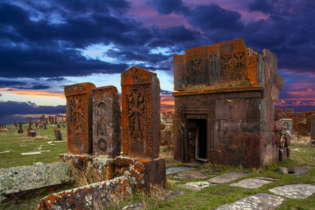 古老的墓碑被称为 Khachkars 和教堂, 上面覆盖着 Noratus 的历史公墓里的苔藓和苔藓, 靠近湖塞万在美丽的戏剧性