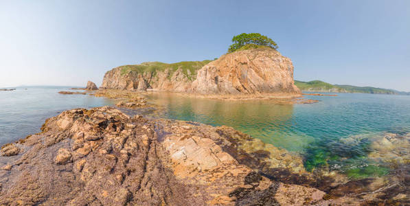 多岩石的海岸线，日本的海