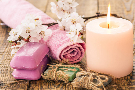 肥皂与毛巾为卫生间规程和燃烧的蜡烛与