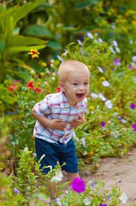 在郁郁葱葱的花园的小男孩