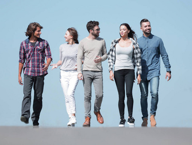 沿着这条线一队年轻人沿着这条路走. 户外照片