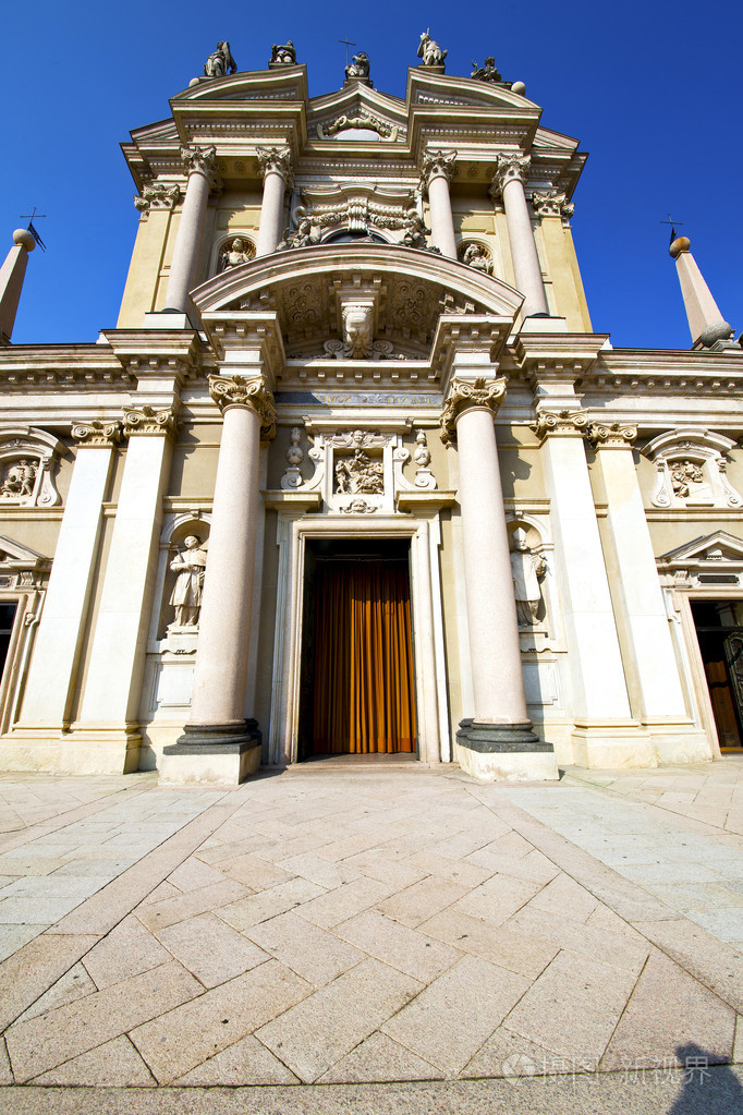伦巴第大区多纳多尼老教堂人行道上意大利