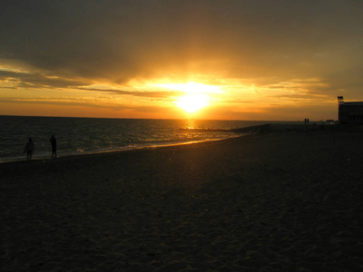 日落海滩上