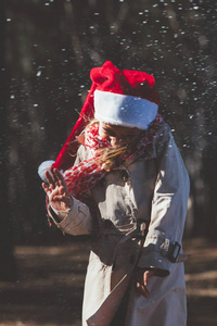 小女孩与圣诞老人帽子