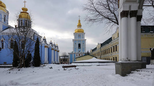 基辅 St. 的金色圆顶大教堂和钟楼