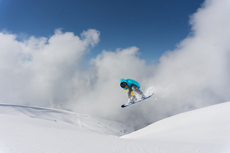 在山上飞滑雪板