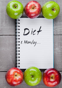 书写板与健康苹果作为饮食计划观念