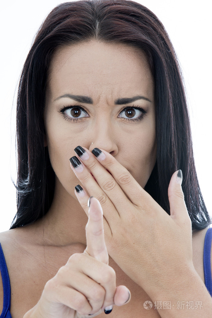 特写一位迷人的年轻女子的肖像拉着脸