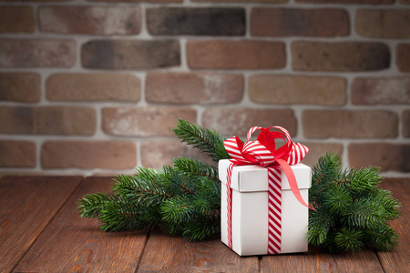 圣诞礼品盒和杉木树