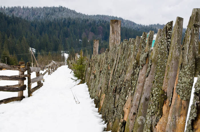古老的乡村围栏补充了冬季景观