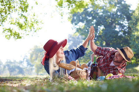 美丽的年轻夫妇在乡下野餐。快乐的家庭