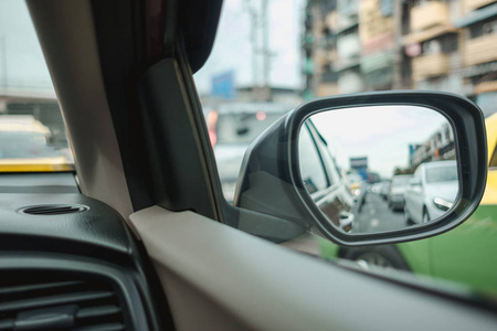 汽车内饰背景与特写侧面镜反射车, tr