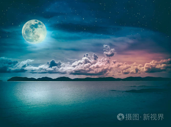 天空的景观与满月的海景到晚上.宁静自然背景