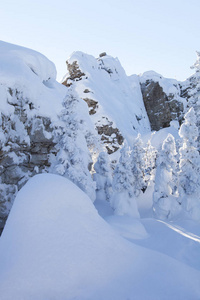 雪覆盖云杉和岩石。冬天的土地山 Zyuratkul