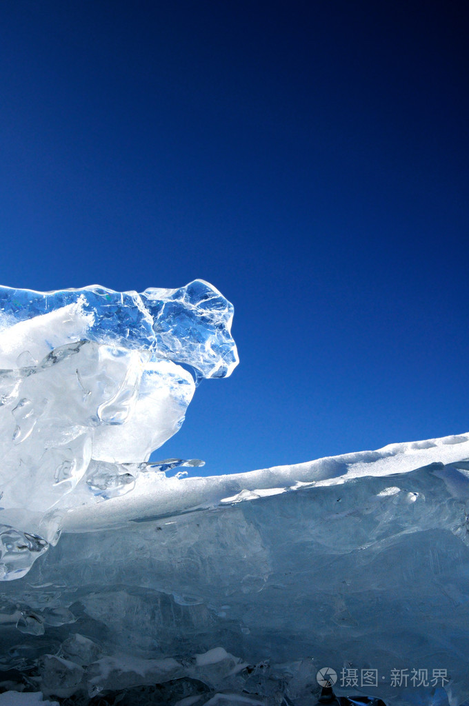 在冰表面的裂缝.冰风暴.用深蓝色色调的照片