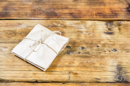 礼品包装牛皮纸在木质背景。照片左侧