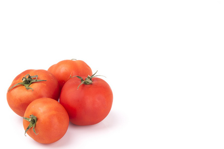 在白色背景上的红番茄