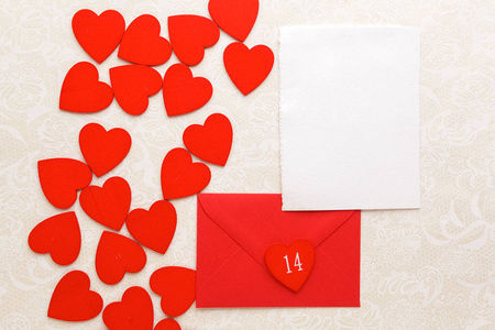 信封邮件和上装饰背景的心。瓦伦丁节贺卡 爱或婚礼贺卡概念。顶视图