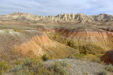 在南达科他州的荒原国家公园, 由沉积和风与水的侵蚀形成的荒地景观中, 有一些世界上最丰富的化石床