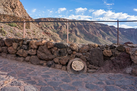 Caadas 火山口旧火山口的围栏。西班牙, 金丝雀, 特内里费2014年3月7日 游览对德火山的国家公园 3718 m