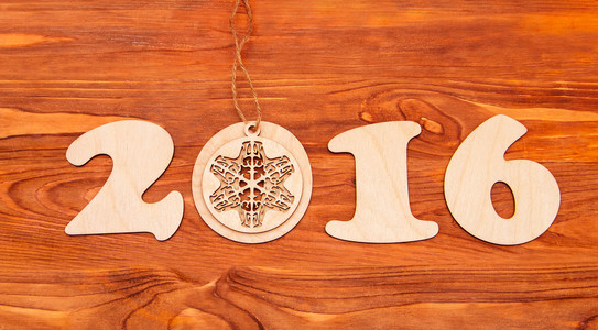 快乐新的一年 2016年数量由木头制成和雕刻的雪花