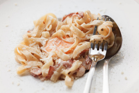 传统的意大利面食 carbonara 配培根和鸡蛋