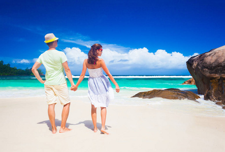 在塞舌尔马希岛热带海湾圣拉扎尔海滩玩的年轻夫妇
