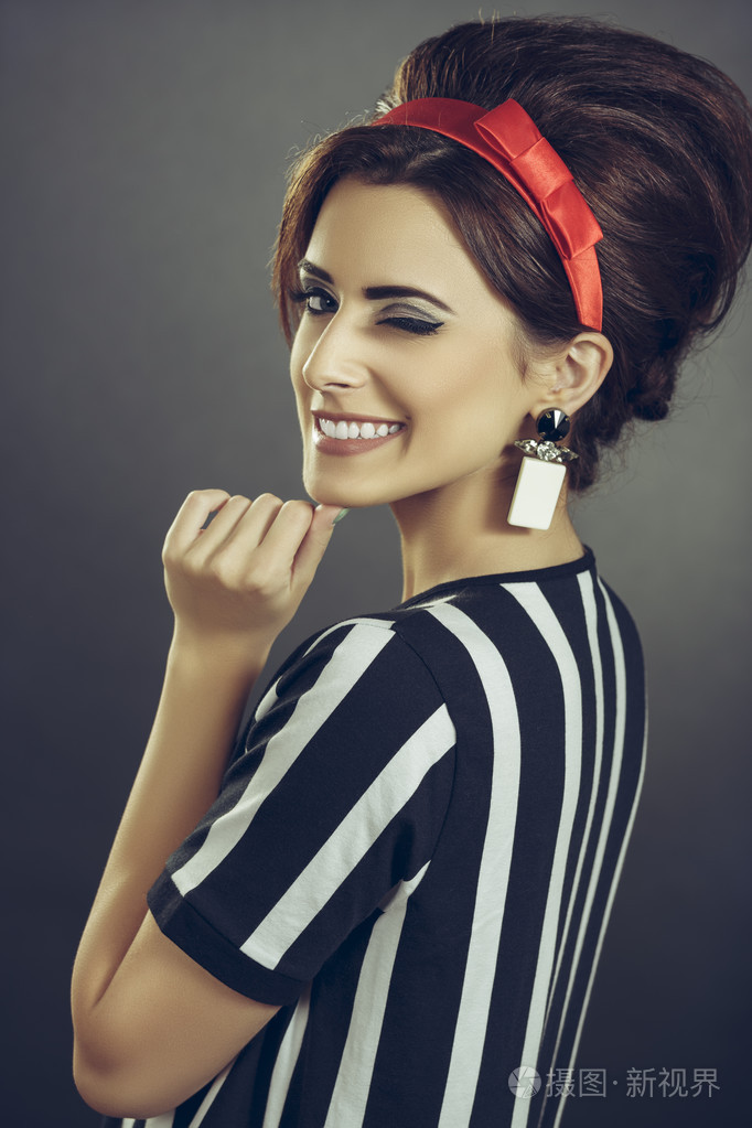 眨眼诱人的女人照片-正版商用图片0gds0p-摄图新视界