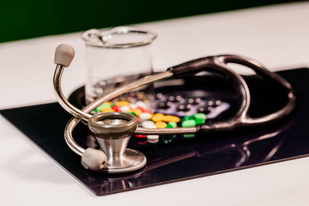 医药和医疗器械在桌子上图片