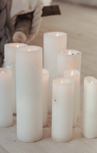 斯堪的纳维亚静物与大白蜡烛。质感，对比效果为当代的氛围。放松的概念