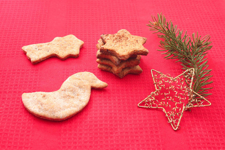 圣诞饼干和红色背景上的装饰品