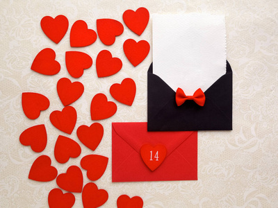 信封邮件和上装饰背景的心。瓦伦丁节贺卡 爱或婚礼贺卡概念。顶视图