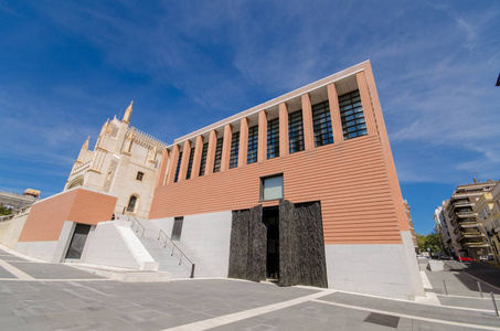 在马德里，西班牙著名普拉多博物馆门面的细节