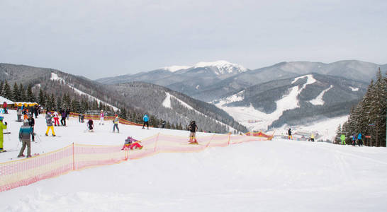 Bukovel 在喀尔巴阡度假滑雪滑雪