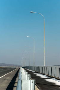 晴朗的冬日里空荡荡的公路