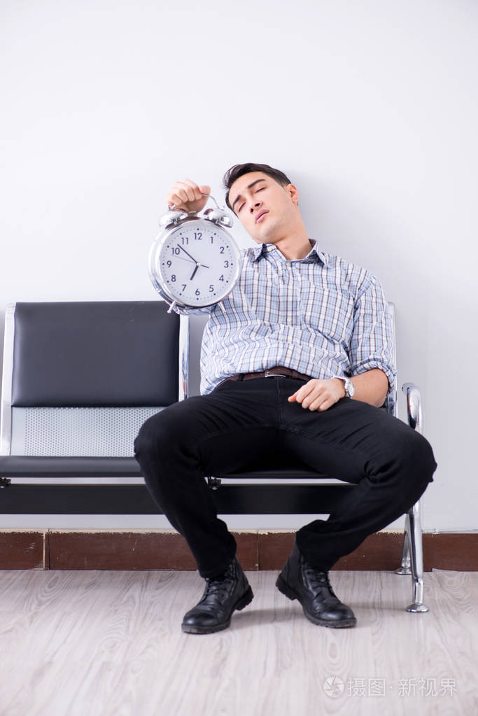 人焦急地不耐烦地等待在大厅里