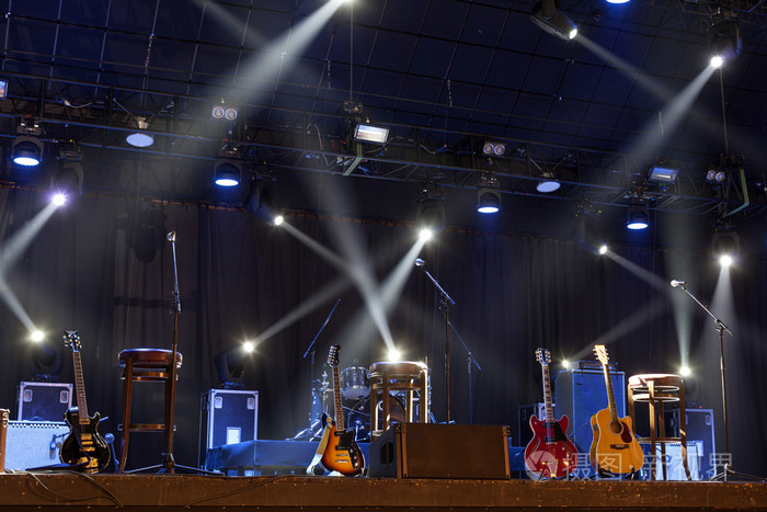 在音乐会开始前的舞台上吉他