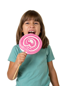 4岁或5岁的小女孩吃大粉色棒棒糖