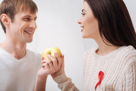 快乐高兴的夫妇牵着一个苹果