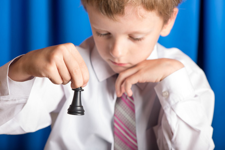 男孩下棋