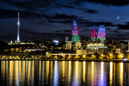 滨水区和城市的夜晚，在巴库，Azerbaija 视图