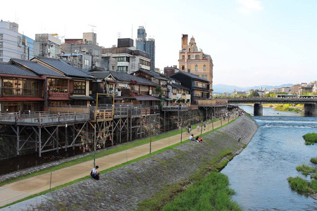 鸭河长廊与许多露台的餐馆和酒吧与京都的老镇大厦在背景上, 只园, 京都, 日本
