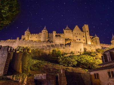 法国卡尔卡松，在晚上的中世纪城市