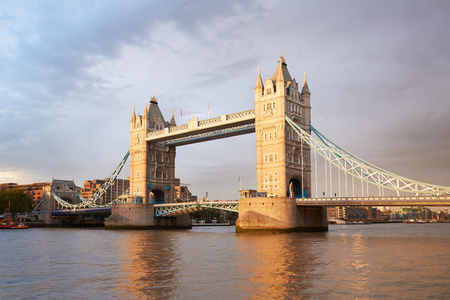午后的阳光下在伦敦塔桥图片